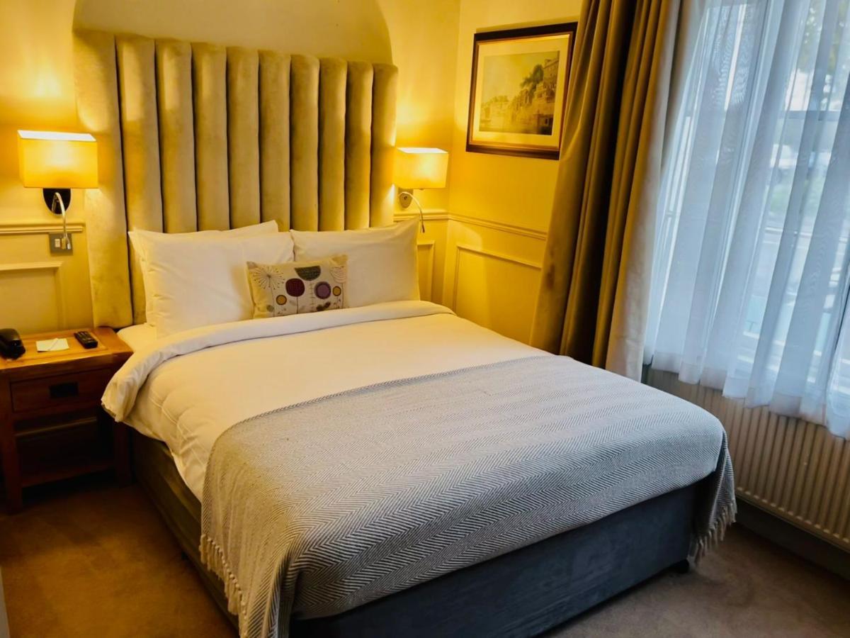 The Talbot Inn Woking Exteriör bild