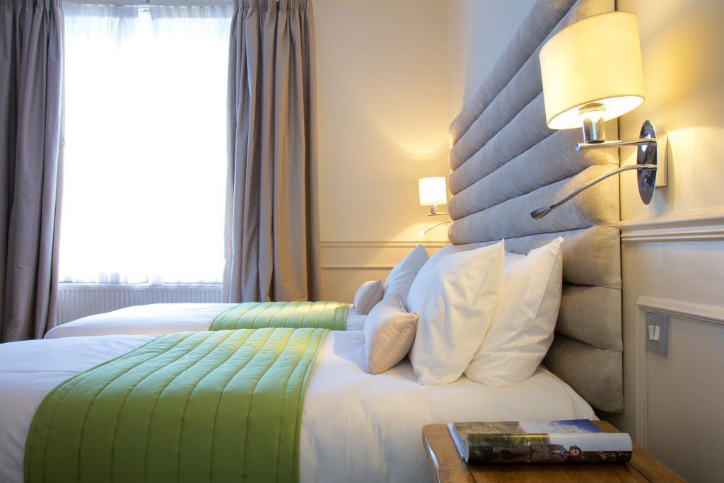 The Talbot Inn Woking Exteriör bild
