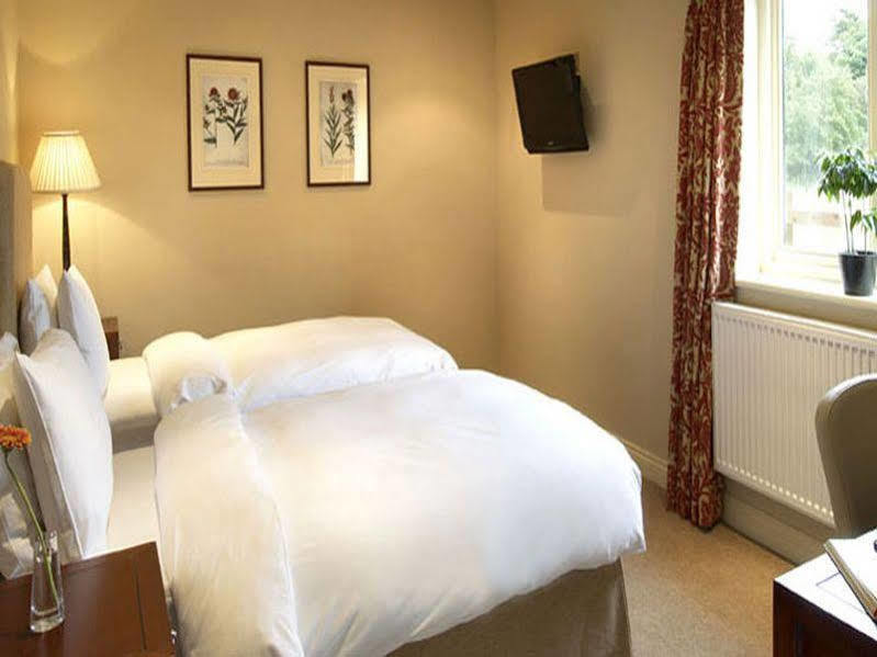 The Talbot Inn Woking Exteriör bild