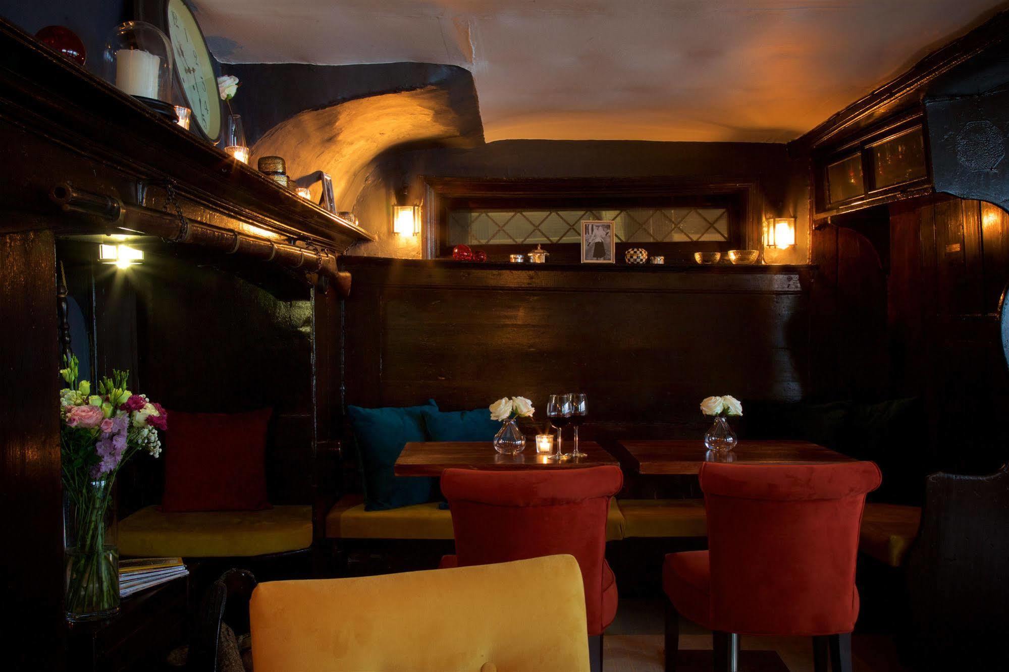 The Talbot Inn Woking Exteriör bild